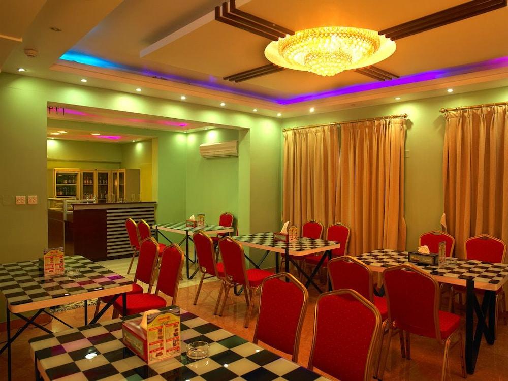 Phoenicia Grand Hotel Dubai Buitenkant foto