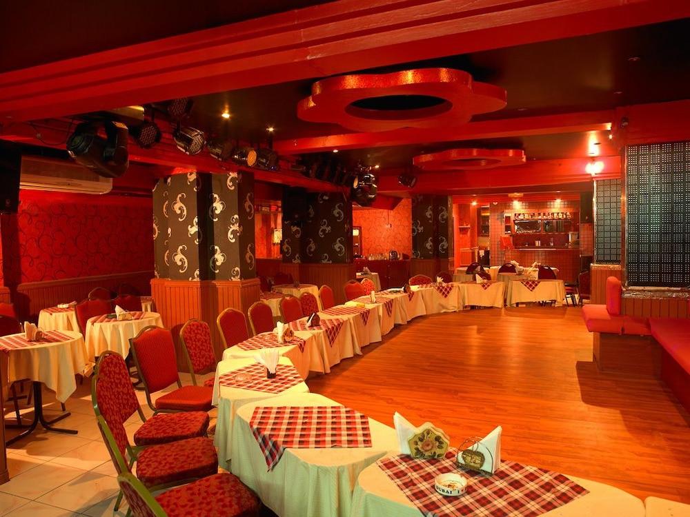 Phoenicia Grand Hotel Dubai Buitenkant foto